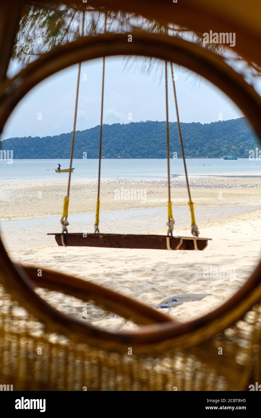 Koh Rong Samloem, Cambodge, plage de la baie de Saracen. Une véritable île paradisiaque représentée par une vue d'une balançoire Banque D'Images