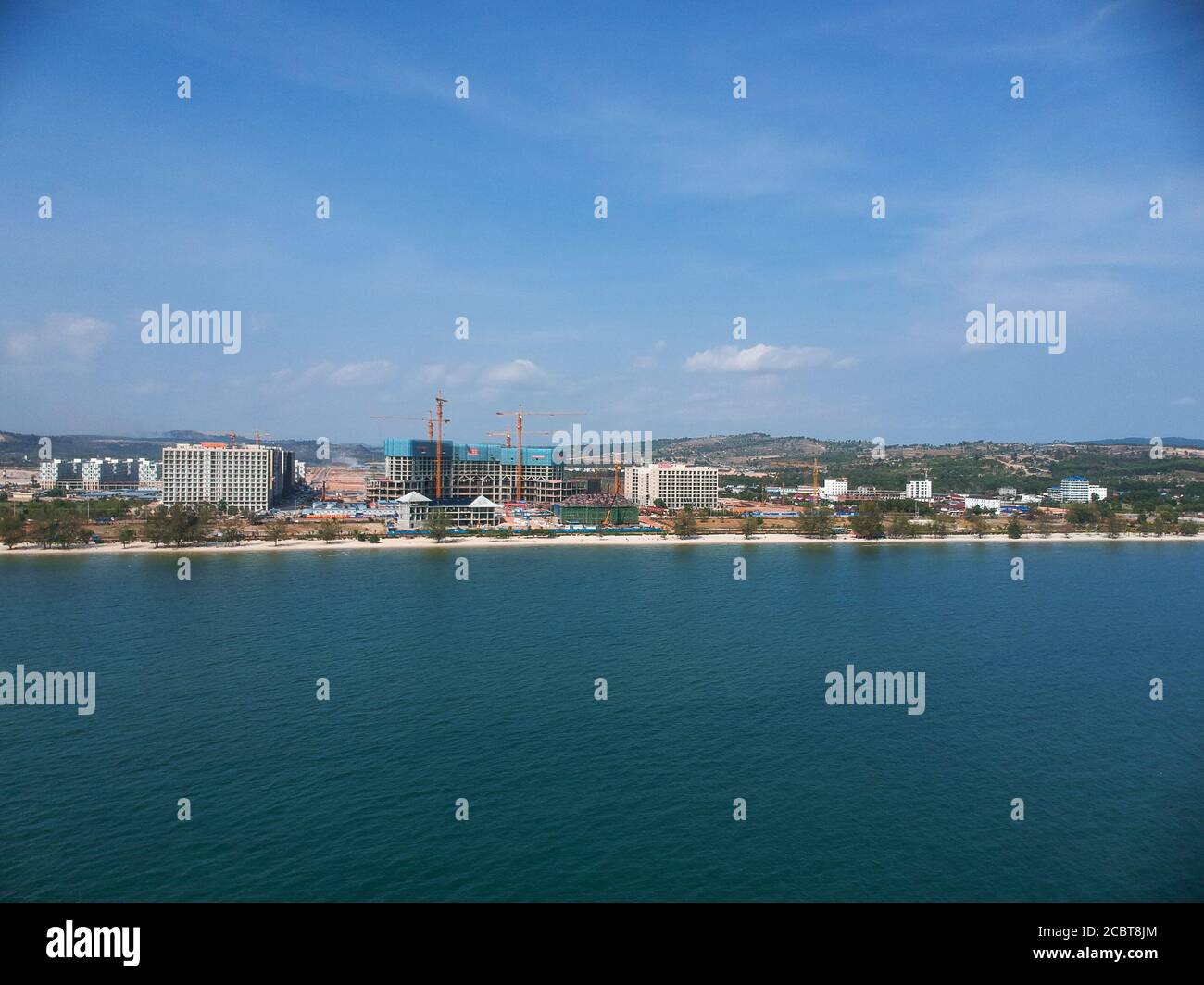 Sihanoukville, Cambodge, prise de vue aérienne en avril 2019 pendant la construction des hôtels de plage d'Otres. De grandes stations balnéaires sont en cours de construction sur la côte d'Otres Beach. Banque D'Images