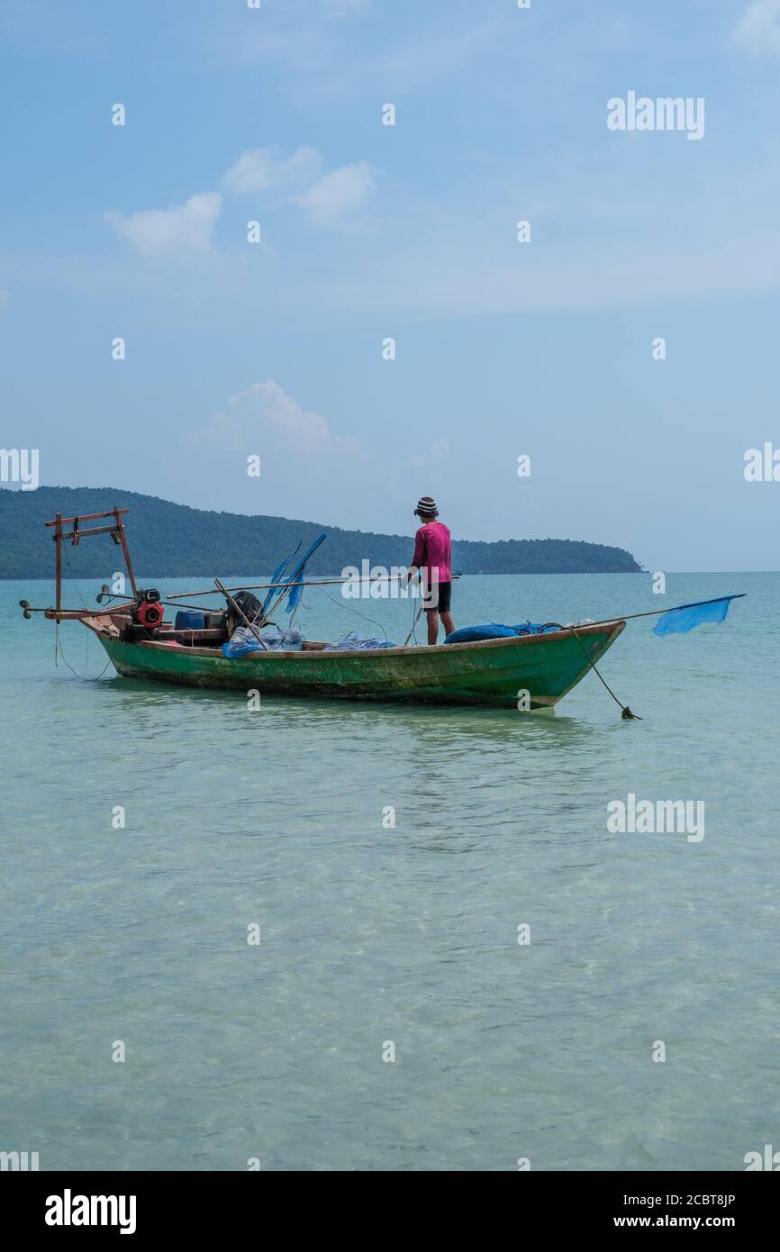 Île de Koh Rong Samloem, Cambodge - 20 avril 2019 - pêcheur avec des vêtements typiques sur son bateau dans la baie de Saracen, en journée. Banque D'Images