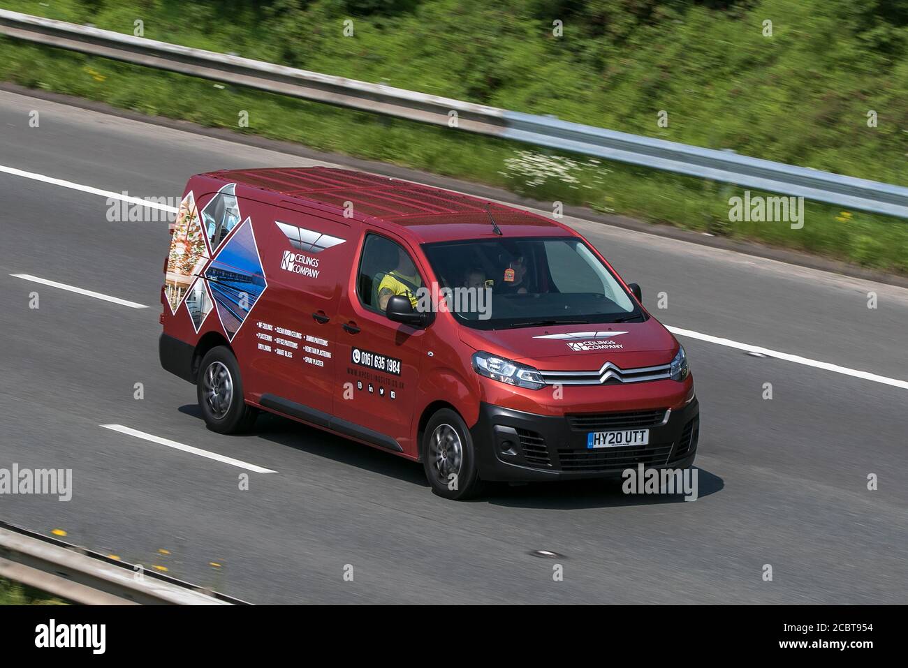 A 2020 Citroën Dispatch 1400 en-pry LCV Panel Van Diesel conduite sur l'autoroute M6 près de Preston dans Lancashire, Royaume-Uni. Banque D'Images