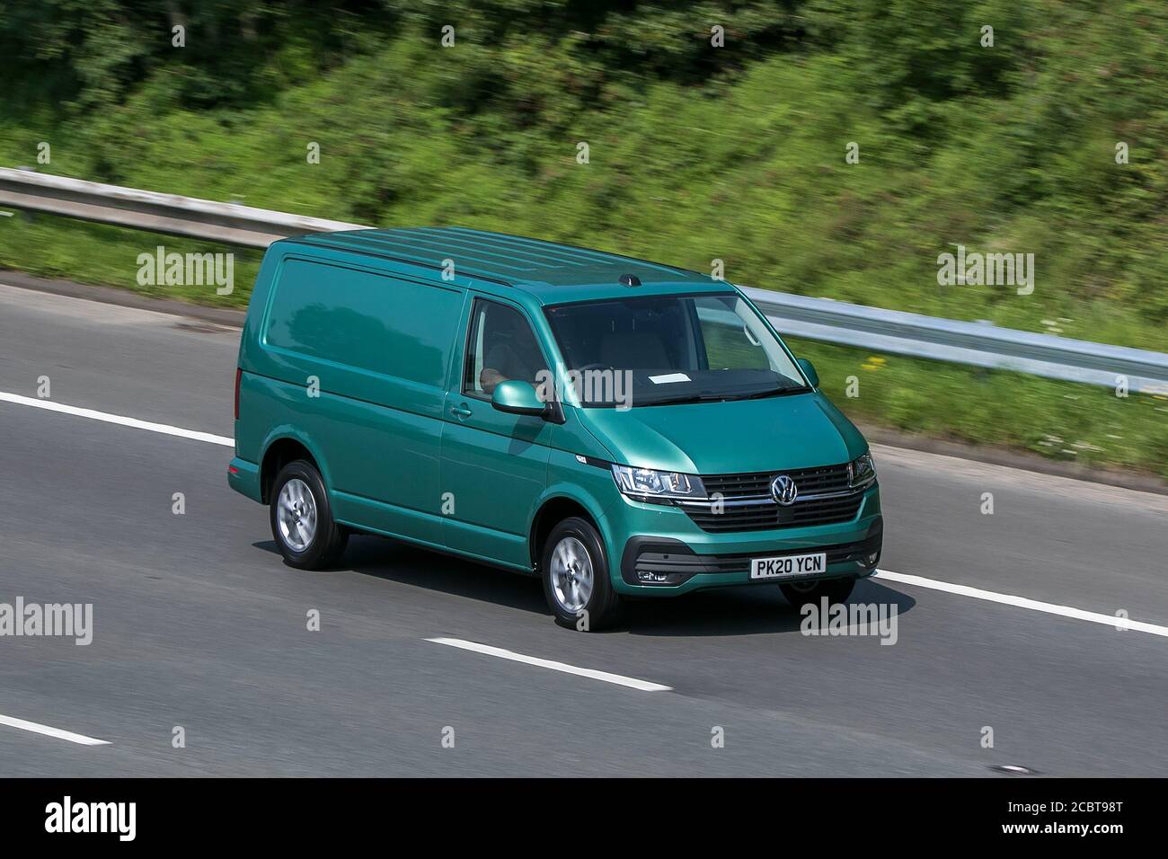 Une Volkswagen transporter 2020 T28 Highline Green LCV Panel Van Diesel conduite sur l'autoroute M6 près de Preston dans Lancashire, Royaume-Uni. Banque D'Images