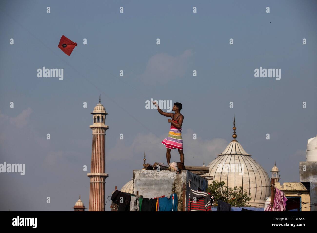 New Delhi, Inde. 15 août 2020. Des cerfs-volants s'étrèrent dans le ciel lors des célébrations de l'indépendance de l'Inde dans les vieux quartiers. Beaucoup de gens en Inde volent des cerfs-volants pour marquer le jour de l'indépendance du pays. S'adressant à la nation depuis l'emblématique fort Rouge de Delhi, sur l'Inde, qui a achevé 73 ans d'indépendance, le Premier ministre Narendra Modi a déclaré que la feuille de route pour la production de vaccins contre le coronavirus et sa distribution équitable dans le pays est prête. Le nombre de cas de Covid-19 en Inde dépasse 2.5 millions avec 65,000 nouveaux cas en 24 heures. Credit: Vijay Pandey/ZUMA Wire/Alay Live News Banque D'Images