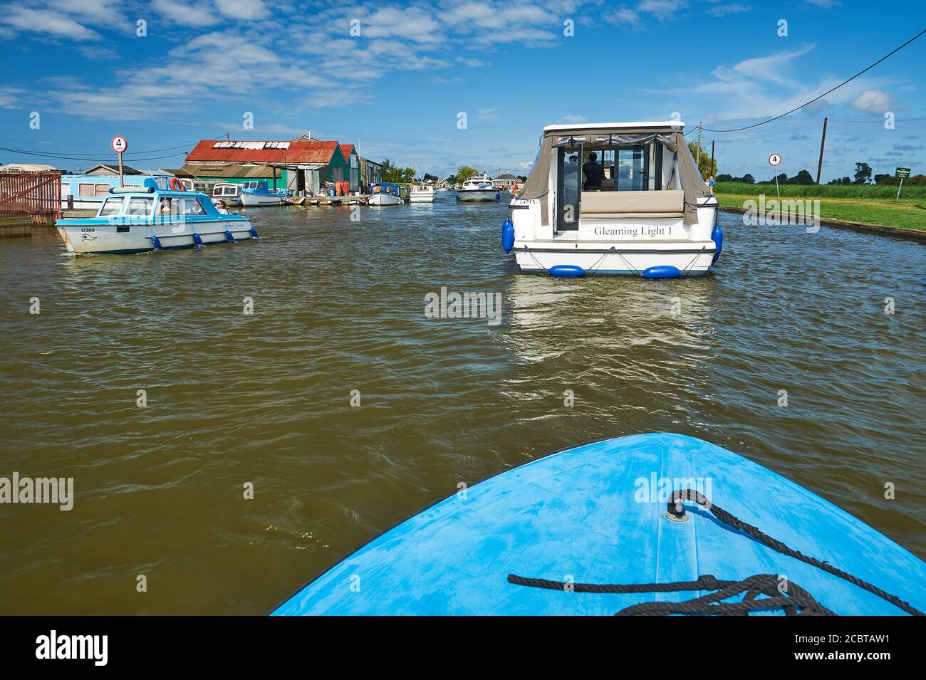 Rive de la rivière Thurne bordée d'une collection originale de cabanes et de maisons d'été à l'approche de Potter Heigham, Norfolk Banque D'Images