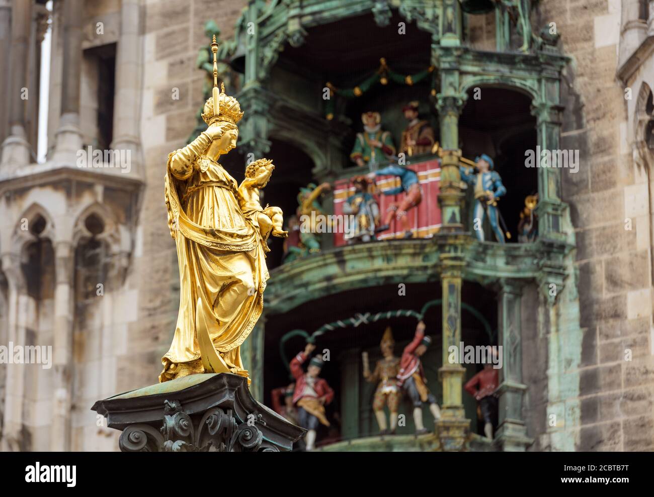 Statue de la Vierge Marie à proximité sur la place Marienplatz, Munich, Allemagne. Cet endroit est un point de repère de Munich. Sculpture dorée au sommet de la colonne Mariensaule Banque D'Images