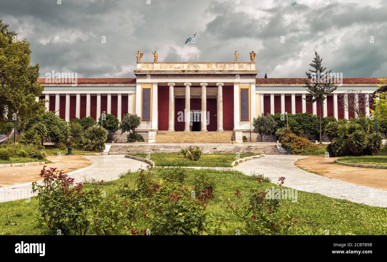 Musée archéologique national d'Athènes, Grèce. C'est l'un des principaux monuments historiques d'Athènes. Vue panoramique de l'entrée du musée sous un ciel spectaculaire. Banque D'Images
