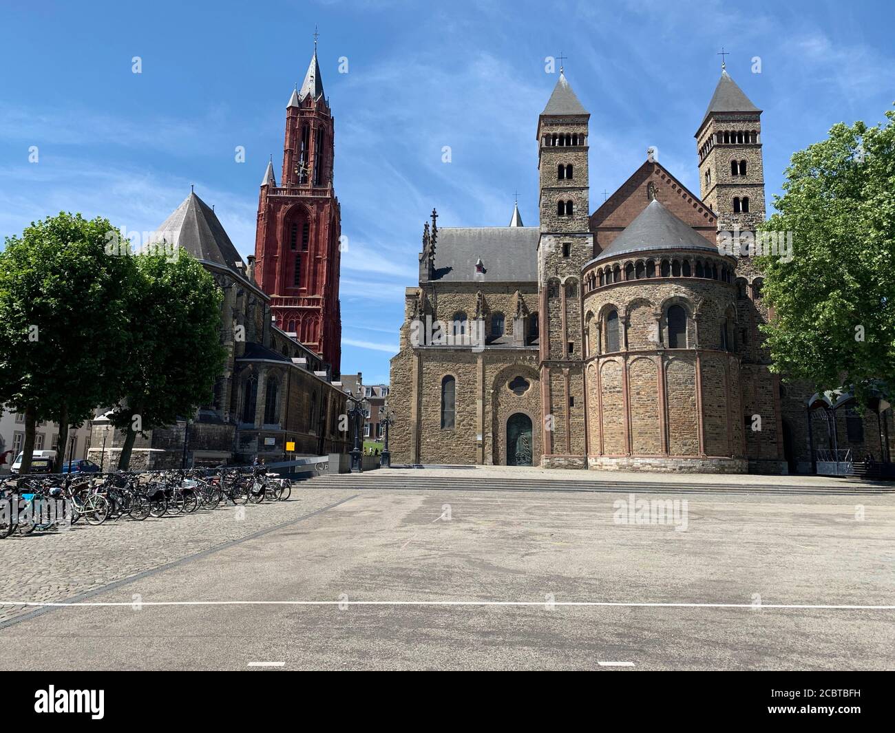 La place Vrijthof avec la basilique Saint-Servatius et l'église Saint-Jean. Maastricht, pays-Bas Banque D'Images