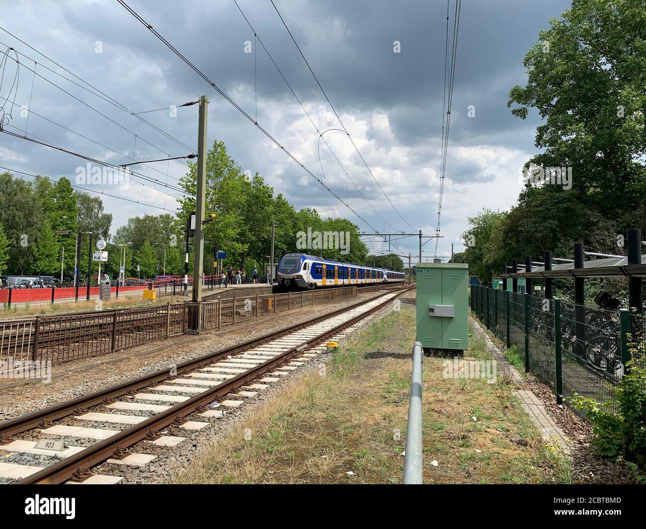 Train NS à la gare. Gare de l'Université de Tilburg Tilburg, Brabant Nord, pays-Bas. Banque D'Images