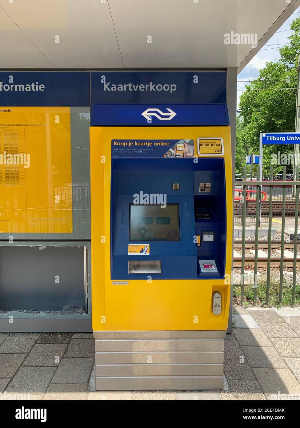 Distributeur de billets de train à la gare de l'université de Tilburg.  Tilburg, Brabant Nord / pays-Bas Photo Stock - Alamy