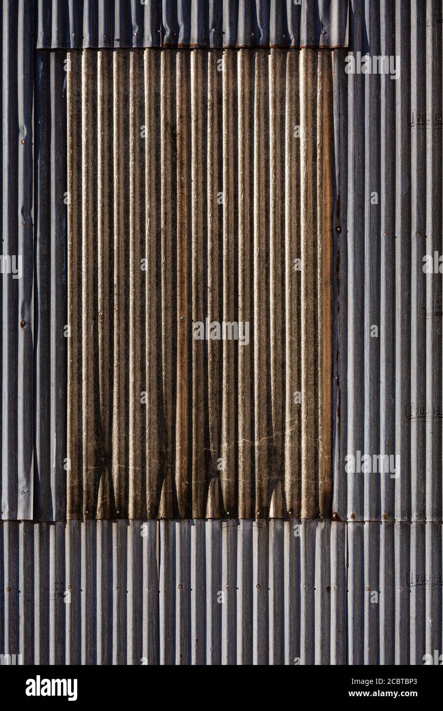 Revêtement en métal ondulé sur le côté d'un bâtiment de la conserverie à Steveston, Colombie-Britannique, Canada Banque D'Images