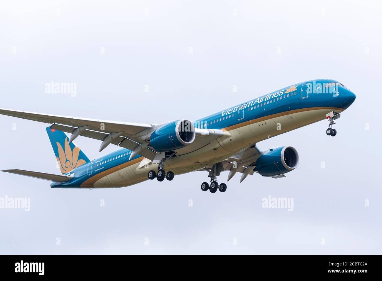Vietnam Airlines Airbus A350 avion de ligne-avion atterrissage à l'aéroport de Londres Heathrow, Royaume-Uni, pendant la pandémie du coronavirus COVID-19, par mauvais temps. VN88 Banque D'Images