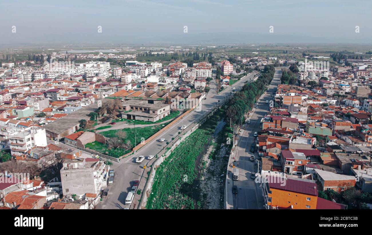 bonne vue large prise de vue aérienne d'un petit village avec un angle intéressant - il y a une crique sur là. photo a pris à aydin/turquie. Banque D'Images