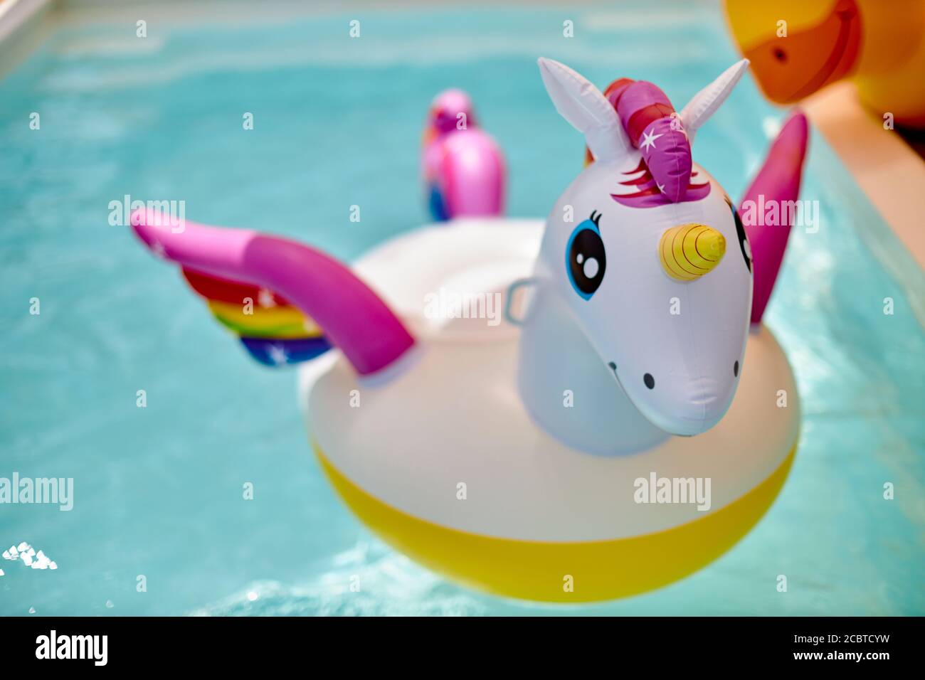 licorne flottante de piscine à jouets gonflables. Vacances d'été avec des jeux de plage dans la piscine. Pas de personnes Banque D'Images