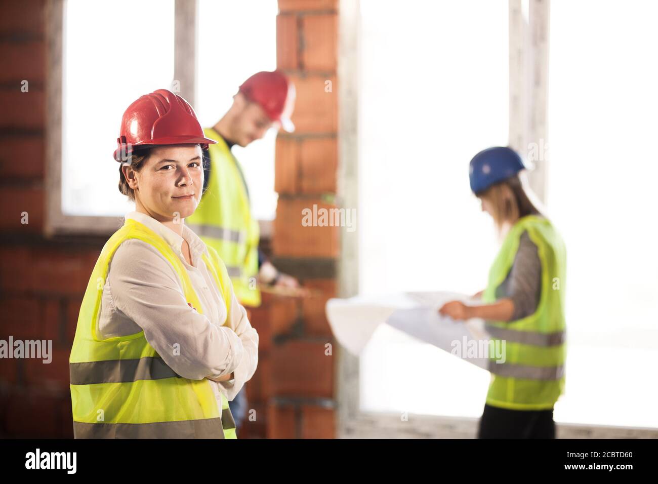 travailleur, investisseur, inspecteur ou architecte avec son équipe. ingénieurs de chantier sur place. expression satisfaite Banque D'Images