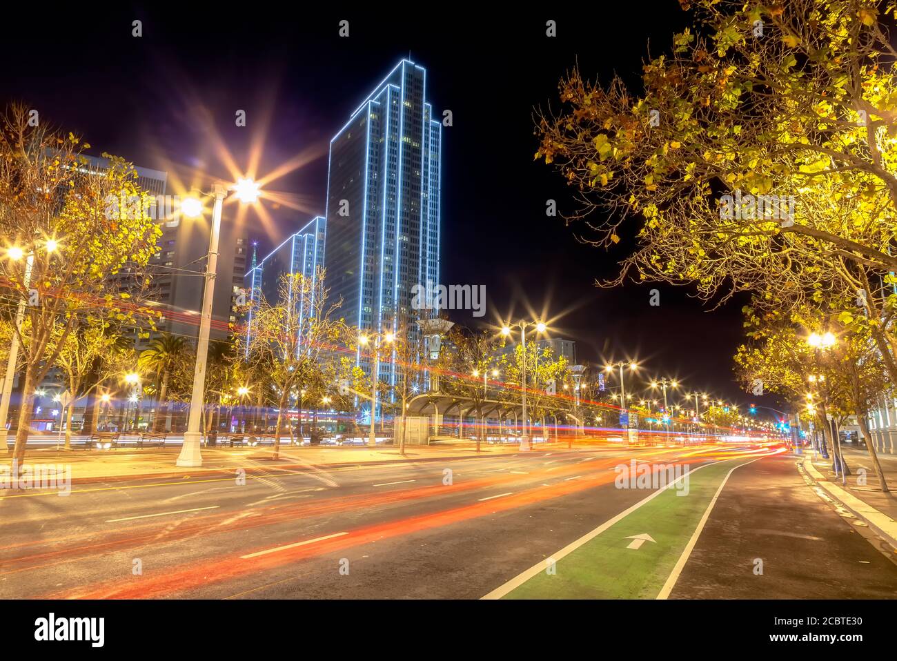 Les tours de l'Embarcadero Center s'illuminent pendant les Holiday Seasons à San Francisco, Californie, États-Unis. Banque D'Images