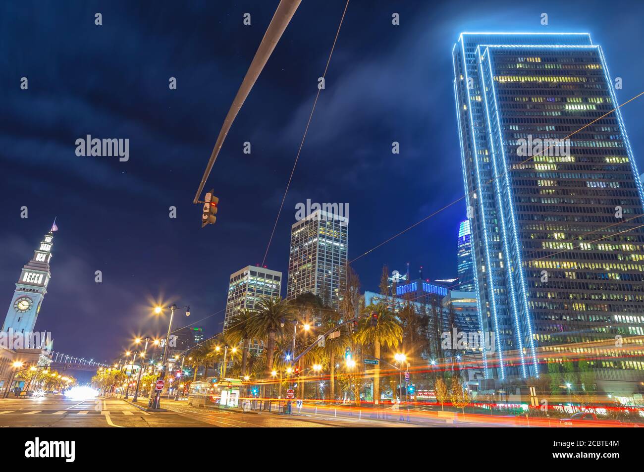 Les tours de l'Embarcadero Center s'illuminent pendant les Holiday Seasons à San Francisco, Californie, États-Unis. Banque D'Images