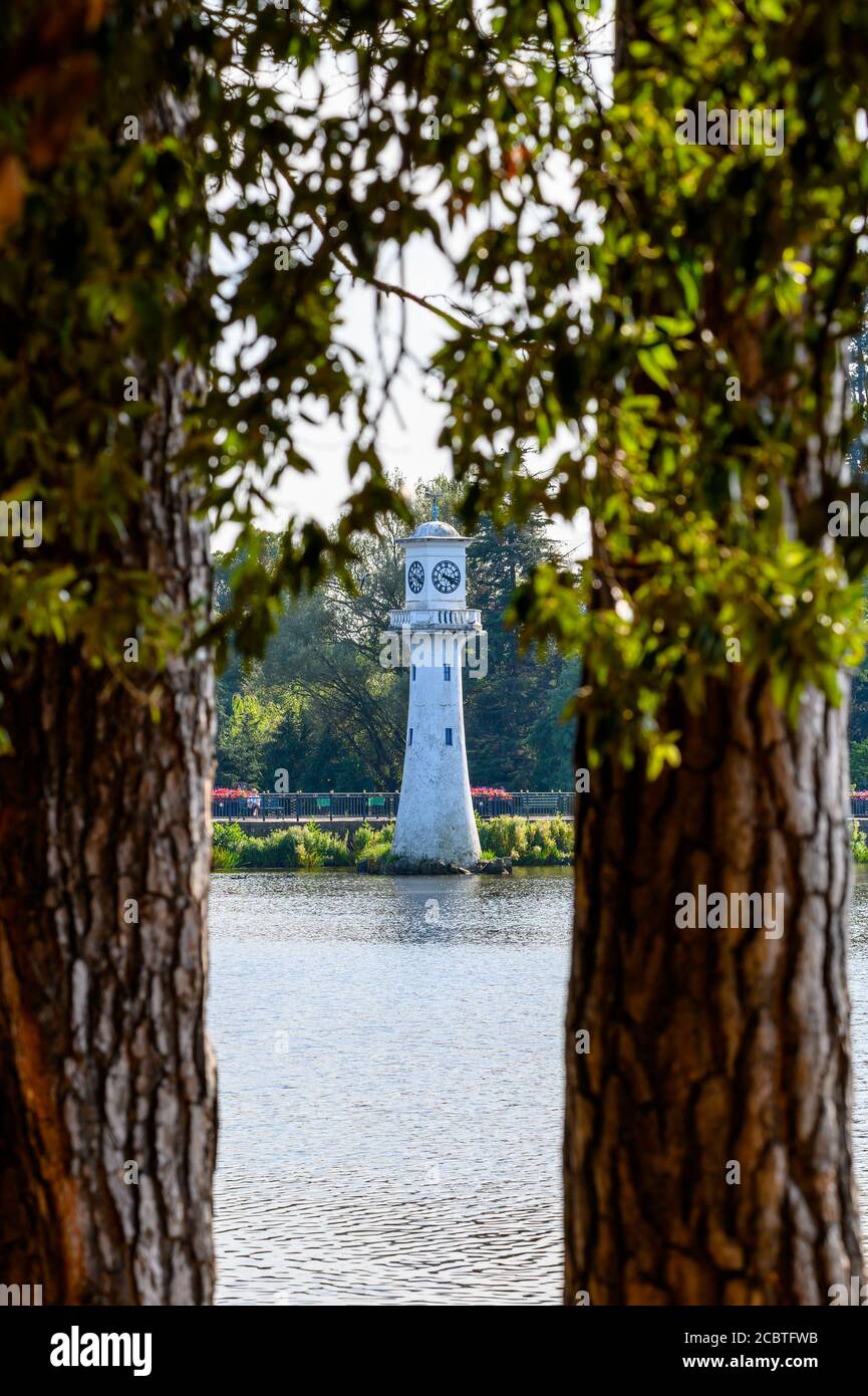 Pays de Galles, Royaume-Uni, 10 août 2019. Captain Scott Memorial Lighthouse à travers les arbres, Roath Park, Cardiff Banque D'Images