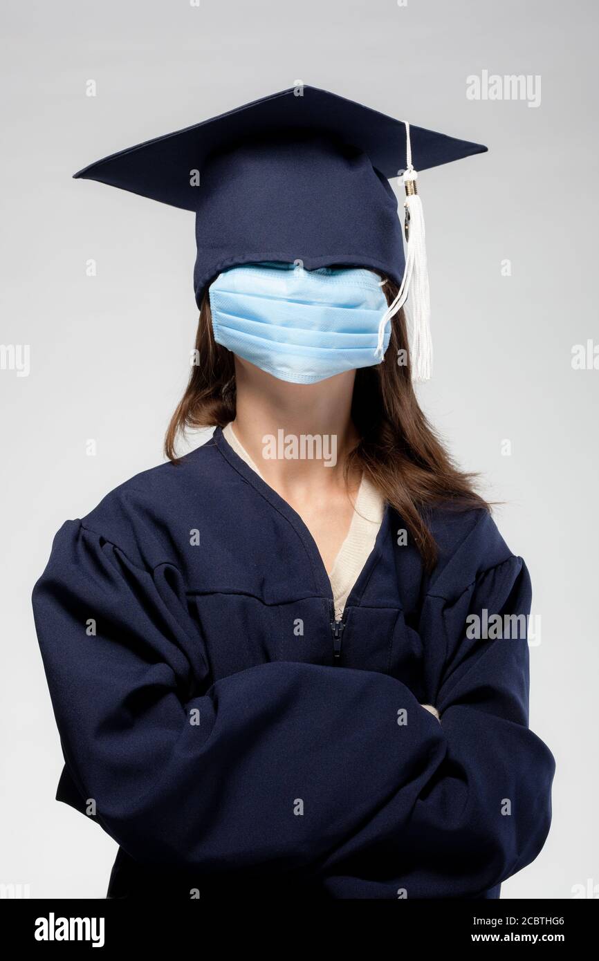 Portrait de fille de graduation, masque médical de tonte. Concept d'auto-isolement, de quarantaine, de remise de diplômes virtuelle Banque D'Images