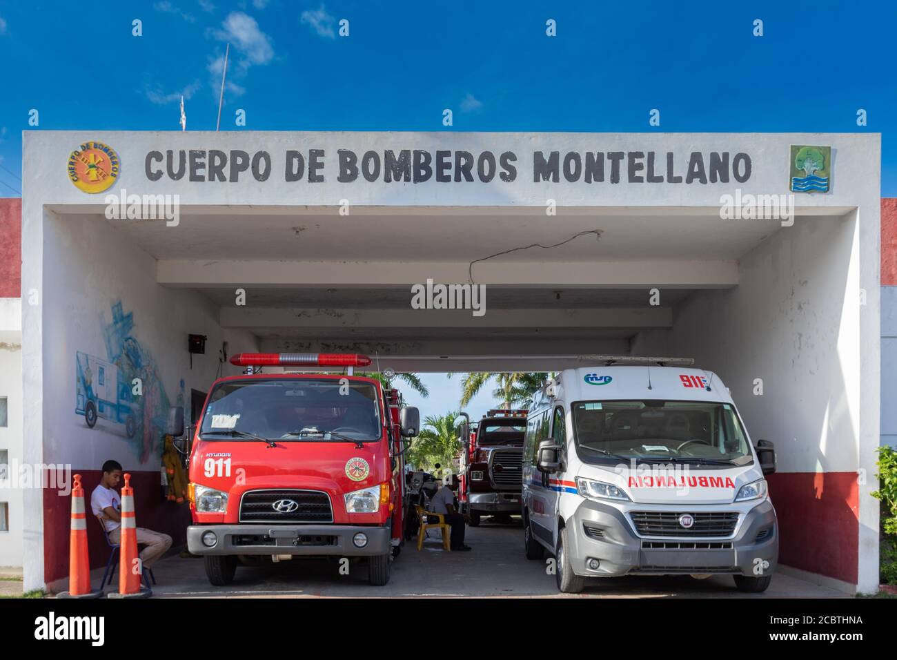 Camion de pompiers et ambulance à la gare de Montellano. Banque D'Images