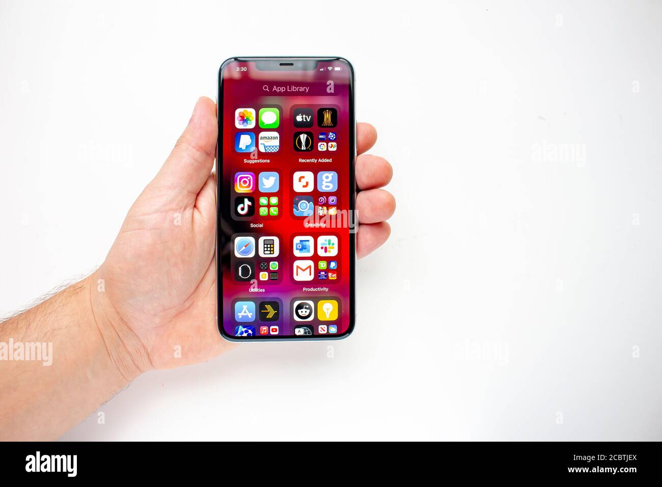 Calgary, Alberta, Canada. 15 août 2020. Une personne possédant un iPhone 11 Pro Max avec la nouvelle bibliothèque d'applications iOS14. Banque D'Images