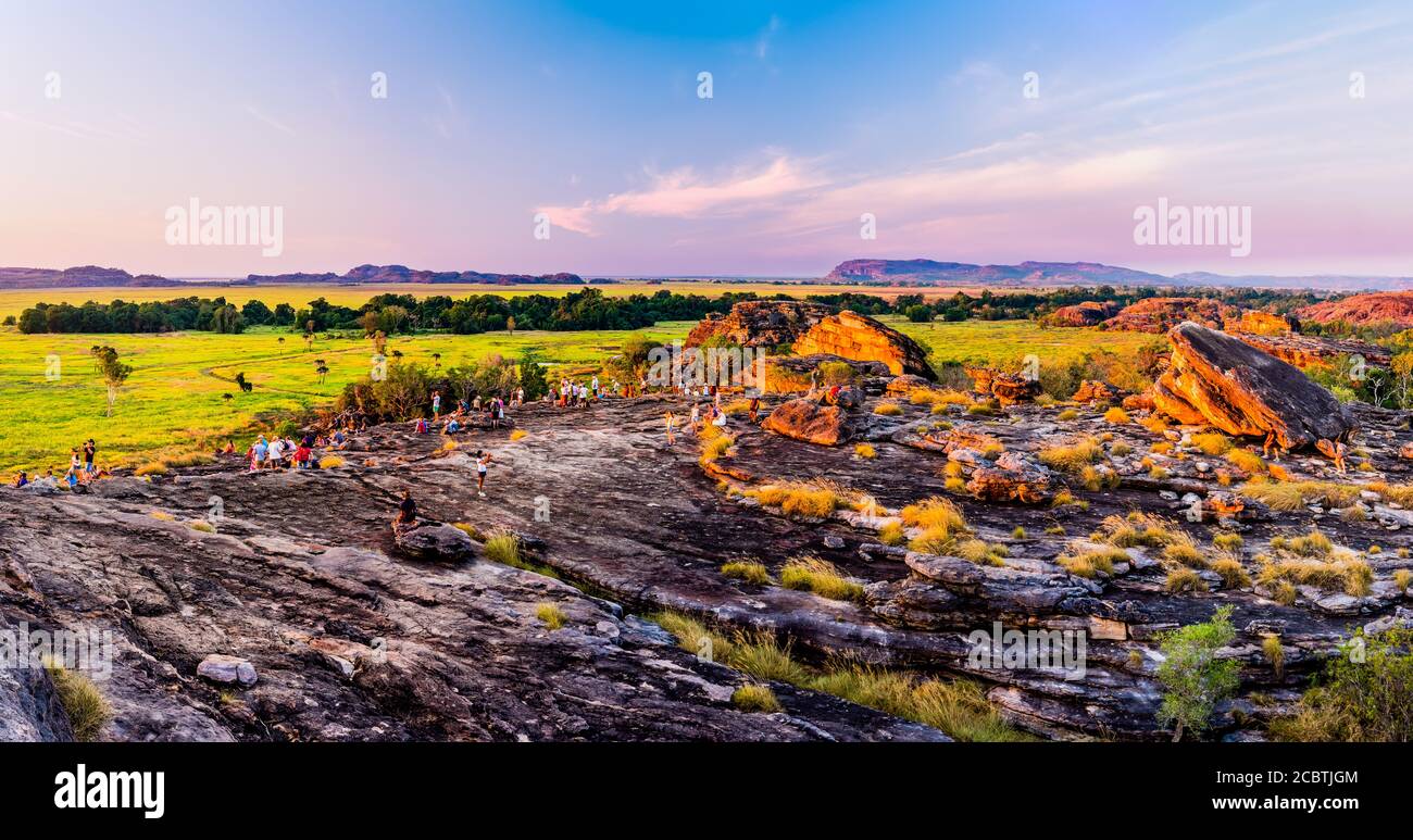 Vue panoramique d'Ubirr au point de vue de Nadab sous le coucher du soleil Banque D'Images Vue panoramique d'Ubirr au point de vue de Nadab sous le coucher du soleil Banque D'Images