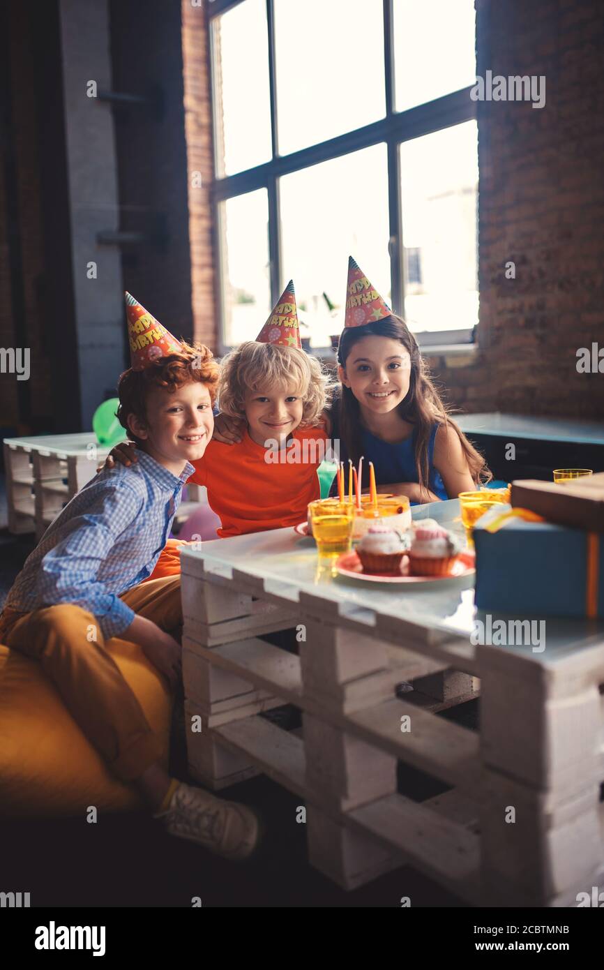 Trois enfants fêtent leur fête et se sentent heureux Banque D'Images