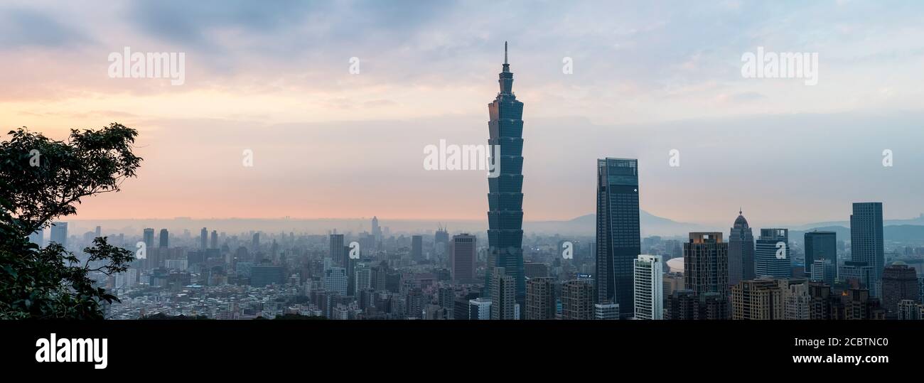 Vue panoramique sur le centre-ville de Taipei et Taipei 101 depuis la montagne de l'éléphant à l'aube Banque D'Images