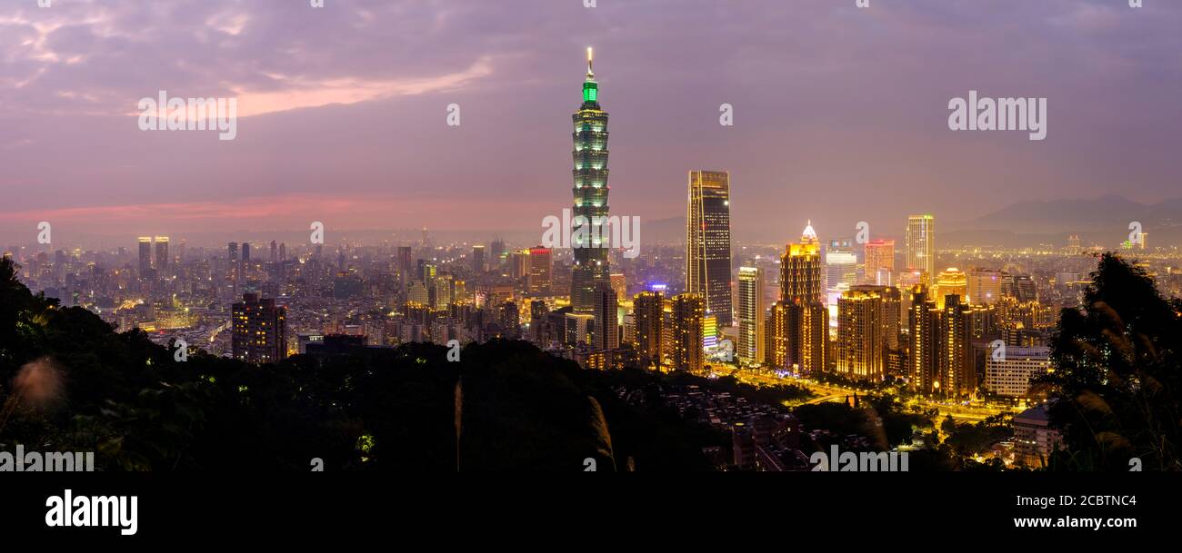 Vue panoramique sur le centre-ville de Taipei et Taipei 101 depuis la montagne de l'éléphant à l'aube Banque D'Images