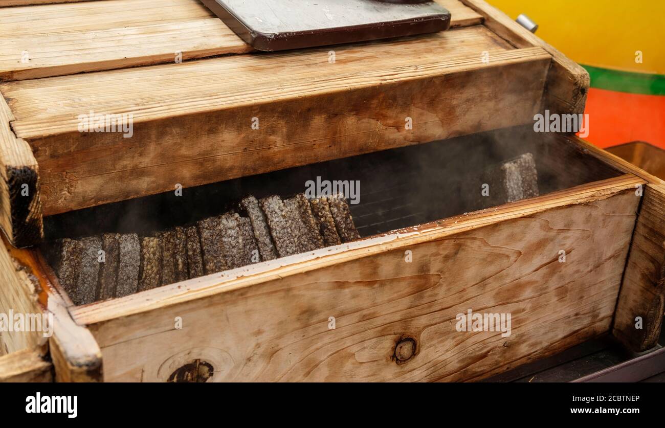 une cuisine de rue traditionnelle de taïwan: pudding de sang gardé chaud dans une boîte en bois Banque D'Images