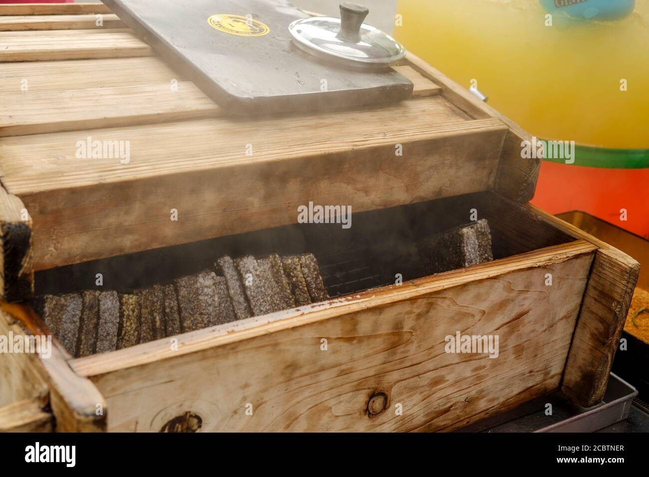 une cuisine de rue traditionnelle de taïwan: pudding de sang gardé chaud dans une boîte en bois Banque D'Images