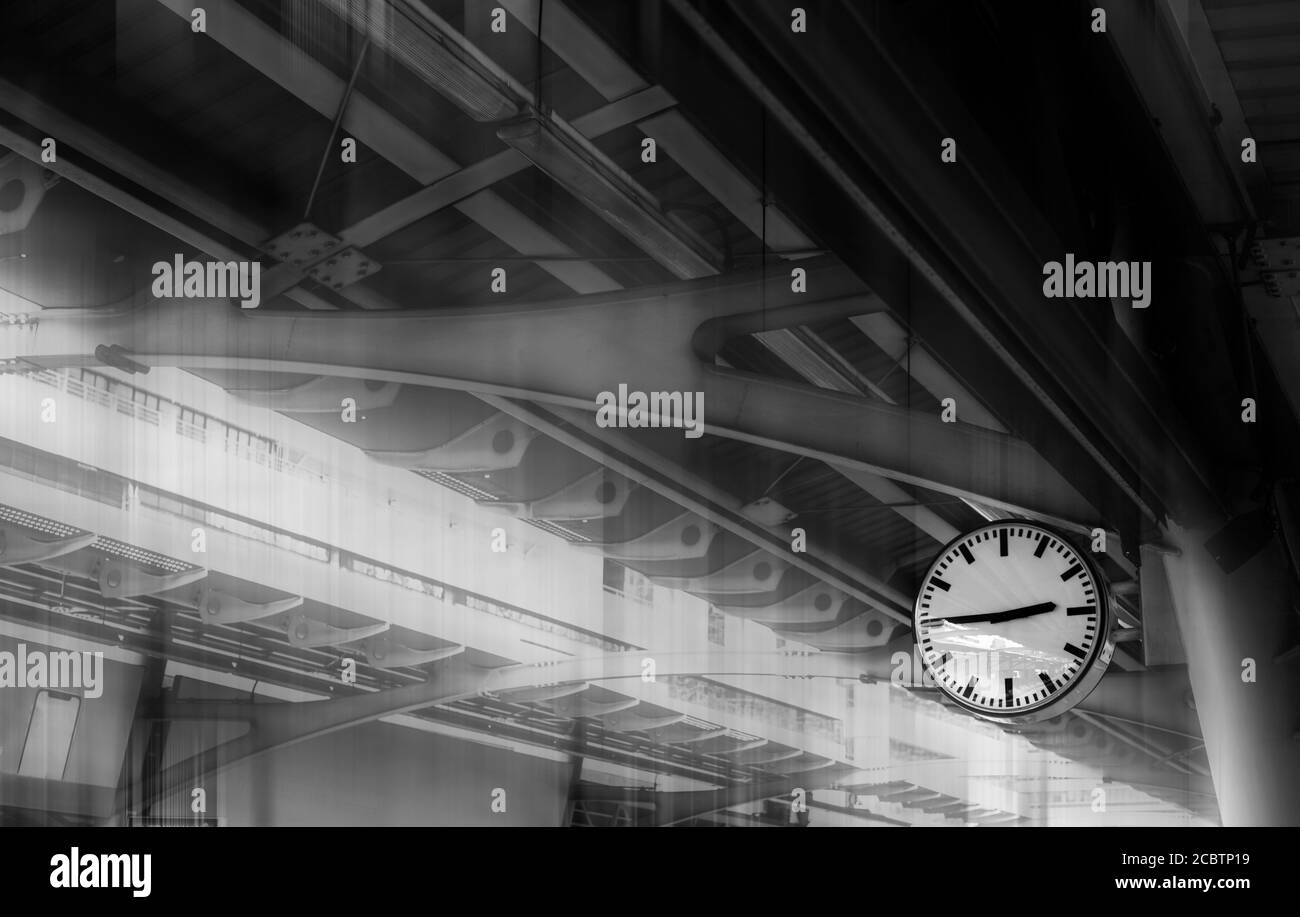 L'horloge indique l'heure sur la station de train aérien avec un fond de toit en structure de fer. Monochrome ton. Banque D'Images