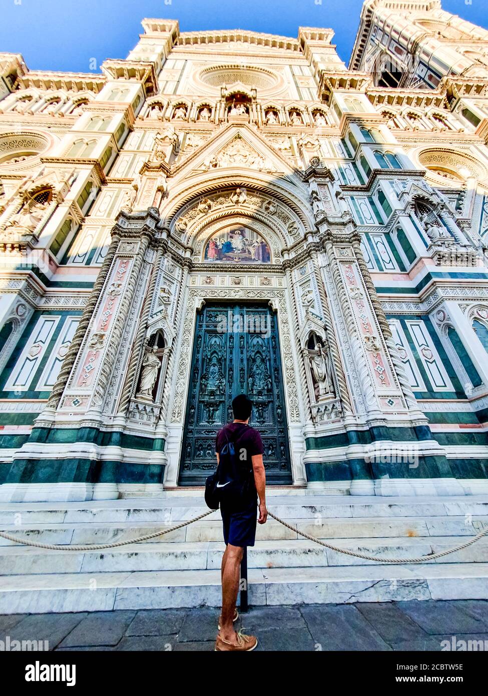 Un touriste en regardant la cathédrale de Florence Banque D'Images