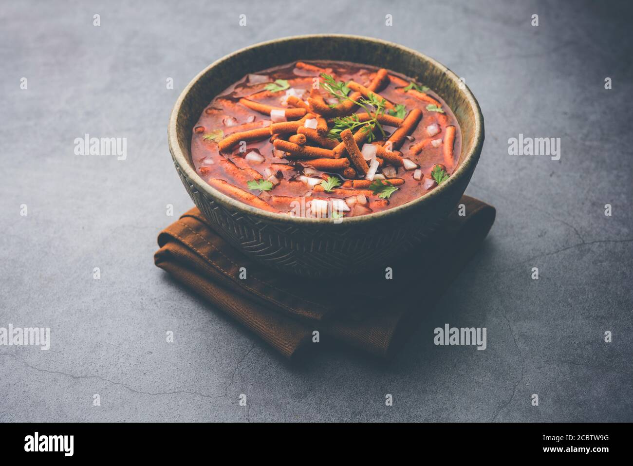 SEV Bhaji ou Shev Sabji ou Kathiyavadi Dhaba style Gathiya nu shaak - curry de tomates épicé, sucré et acidulé recouvert de ganthia ou de gathia croustillantes Banque D'Images