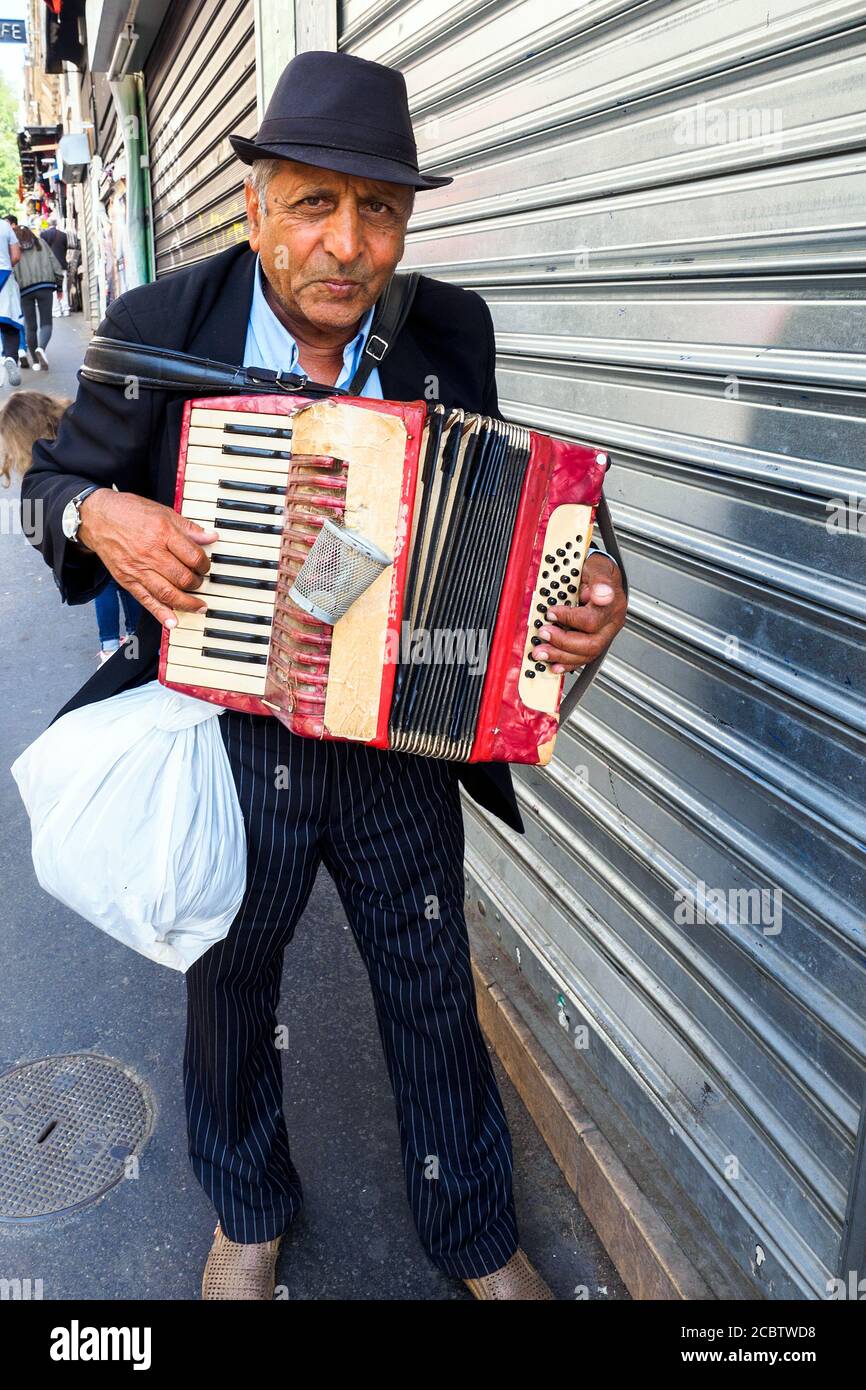 Bus joueur accordéon dans le quartier de Montmatre - Paris, France Banque D'Images