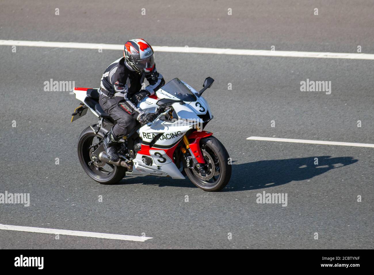 Red Ducati Motorbike rider; deux véhicules à roues, motos, véhicule, routes, motos, motocyclistes qui conduisent à Chorley, Royaume-Uni Banque D'Images