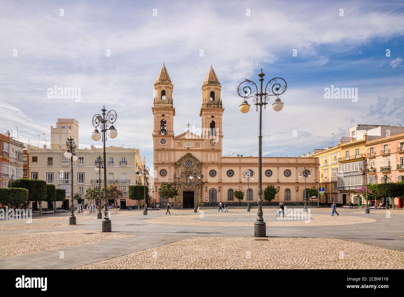 12 mars 2020: Cadix, Espagne - la Plaza de San Antonio et son église au soleil de printemps, Cadix. Banque D'Images