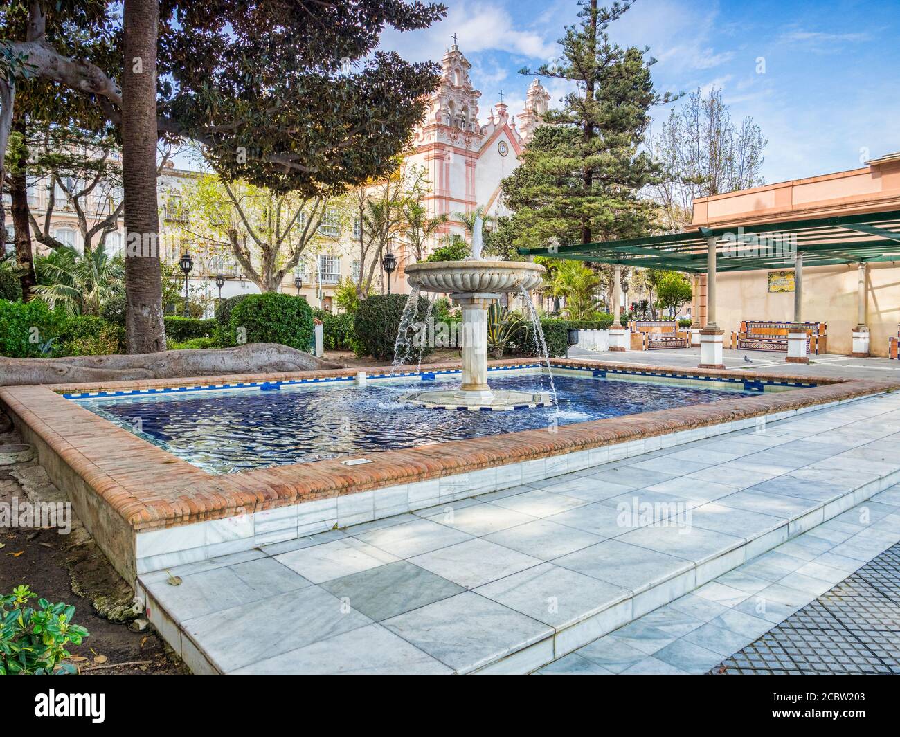 Les jardins Alameda Apodaca et l'église notre-Dame de Carmen à Cadix, Espagne Banque D'Images