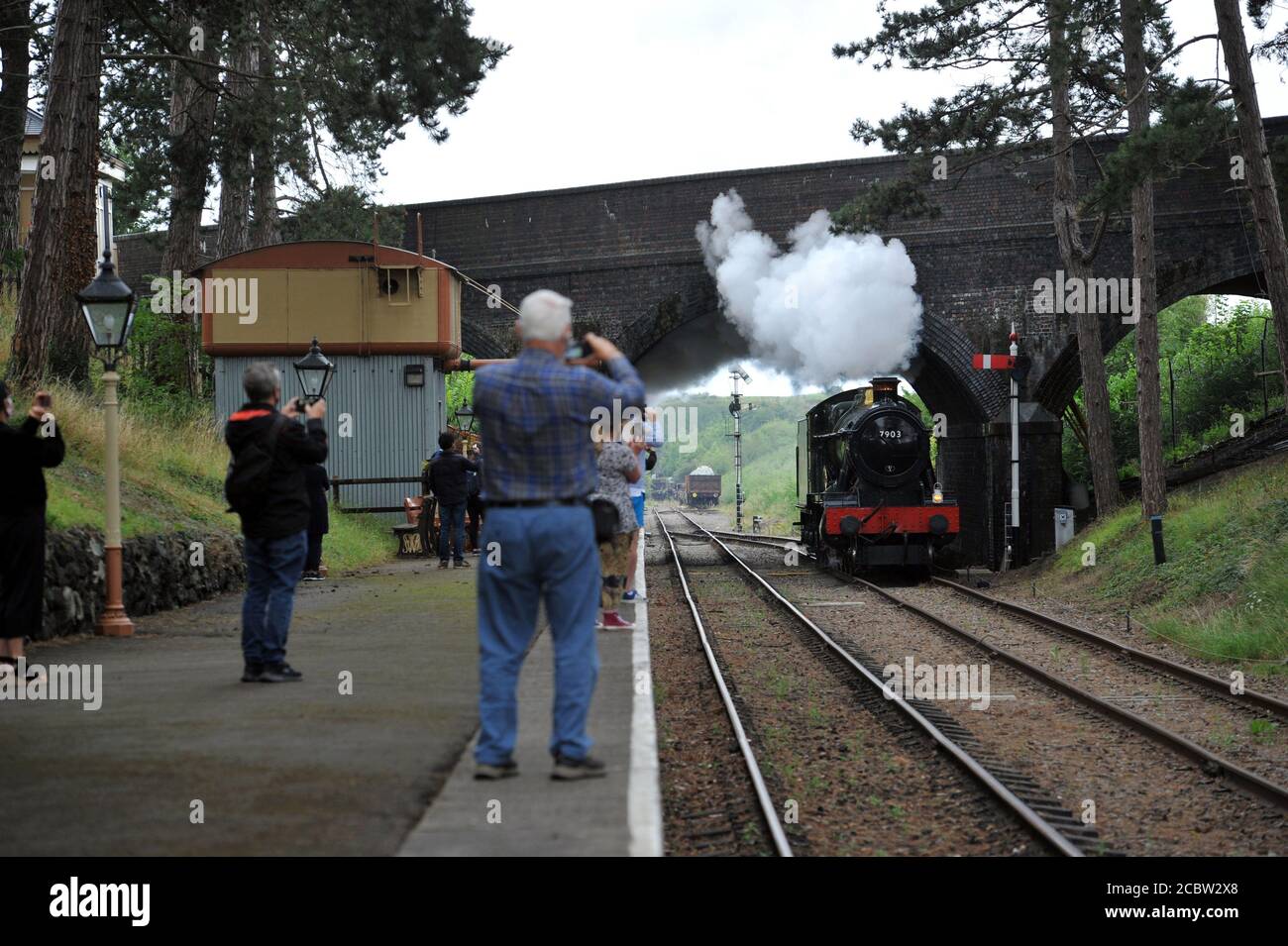 Caméras à la prête que le moteur chuggs en place à la station Cheltenham. Gloucestershire Warwickshire Steam Railway a couru son premier train aujourd'hui Sin Banque D'Images