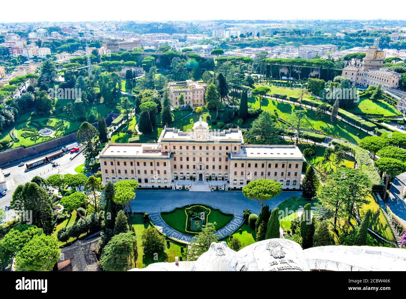 Vue sur les jardins du Vatican et le palais du gouverneur depuis le sommet de la basilique Saint-Pierre Banque D'Images