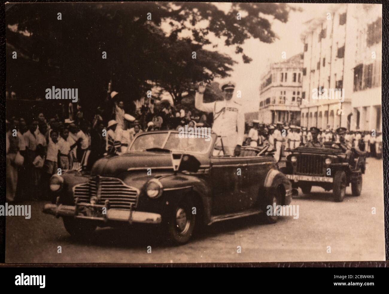 Abandon japonais à Lord Louis Mountbatten à Singapour 12 septembre 1945 ces tirages photographiques originaux ont été achetés à la maison de l'extrême-Orient par le père des photographes au fond d'une boîte à outils après la guerre. Ils sont dans un album de famille et copiés par ce photographe SINGAPOUR. 1945-09-12. L'AMIRAL LORD LOUIS MOUNTBATTEN, COMMANDANT SUPRÊME ALLIÉ DU COMMANDEMENT DE L'ASIE DU SUD-EST (SEAC), A ACCEPTÉ LA REDDITION DES FORCES JAPONAISES DANS LA RÉGION LORS D'UNE CÉRÉMONIE DE REMISE QUI S'EST DÉROULÉE DANS LA SALLE DU CONSEIL, BÂTIMENT MUNICIPAL DE SINGAPOUR. EN L'ABSENCE DU MARÉCHAL DE TERRAIN, LE COMTE TERAUCHI, COMMANDANT JAPONAIS Banque D'Images