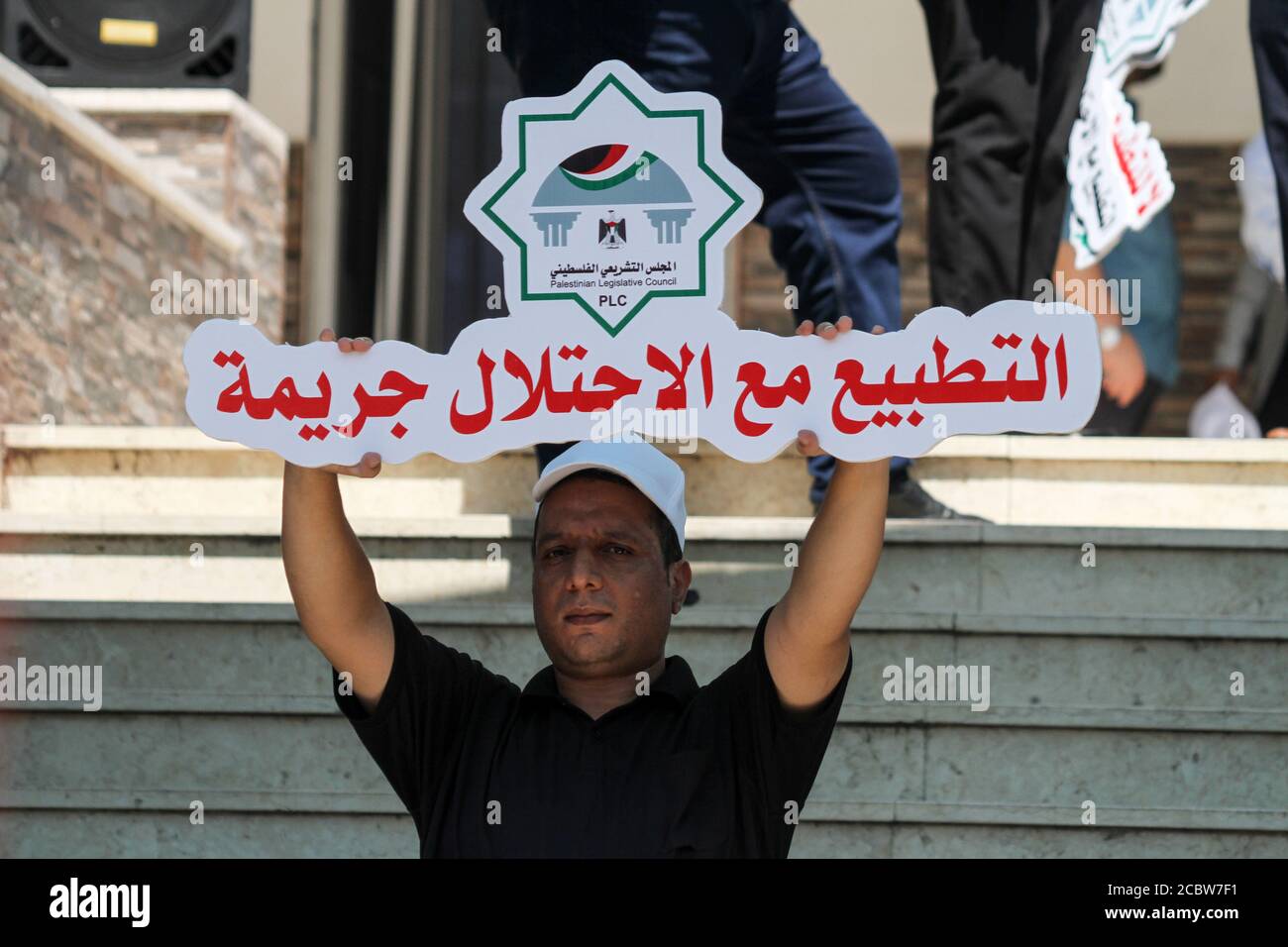 16 août 2020 : Gaza, Palestine.16 août 2020. Les membres du Conseil législatif palestinien dans la bande de Gaza tiennent une veillée contre l'accord de normalisation eau-Israël, près du siège du Conseil dans la ville de Gaza. Les participants ont dénoncé l'accord comme une trahison de la cause nationale palestinienne et une acceptation de l'occupation israélienne des terres palestiniennes. Selon l’accord de normalisation, les eau et Israël établiraient des relations diplomatiques formelles tandis qu’Israël suspendrait ses plans d’annexion de parties de la Cisjordanie. Crédit : ZUMA Press, Inc./Alay Live News Banque D'Images