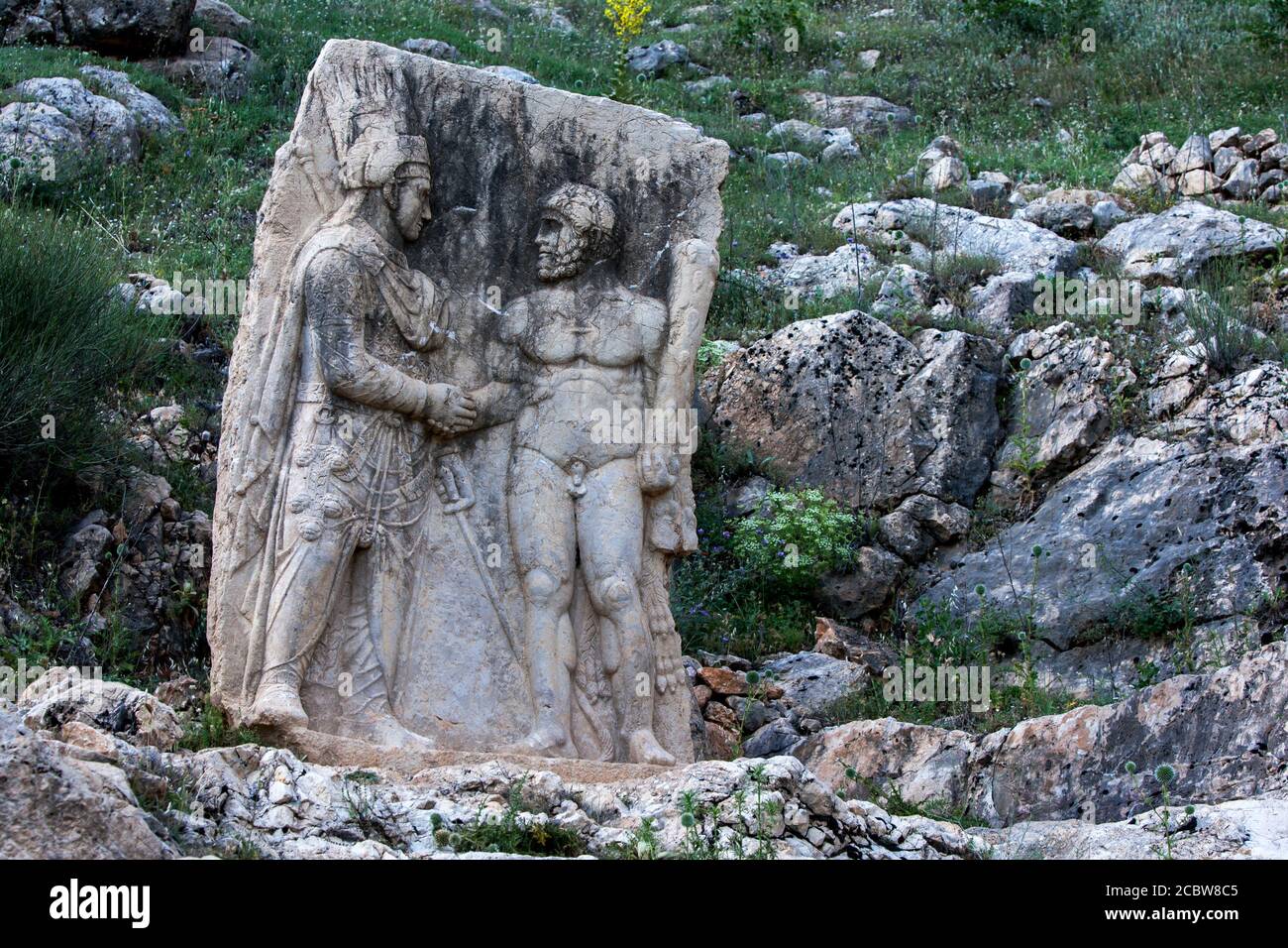 La sculpture de roche à Arsamiia représentant le roi Antiochus qui secoue les mains avec Hercules. Arsameia était un royaume construit au 1er siècle av. J.-C., dans l'est de la Turquie. Banque D'Images