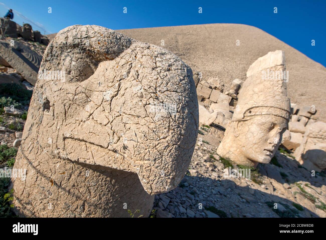 La pierre sculptait des statues d'un dieu perse de l'aigle et d'Antiochus sur la plate-forme occidentale au sommet du mont Nemrut en Turquie. Banque D'Images