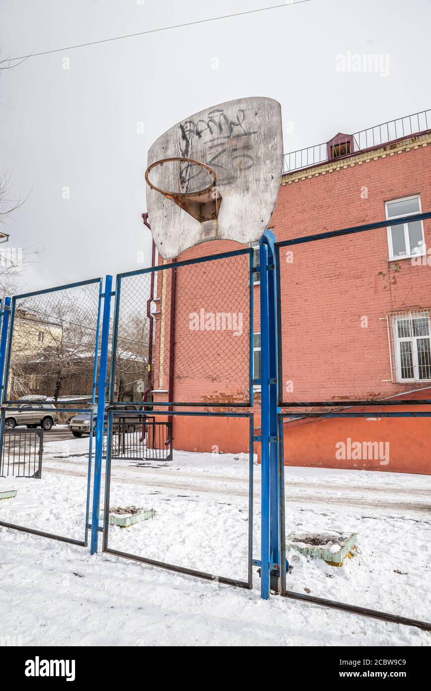 Un terrain de basket-ball extérieur couvert de neige, Irkoutsk, Russie Banque D'Images