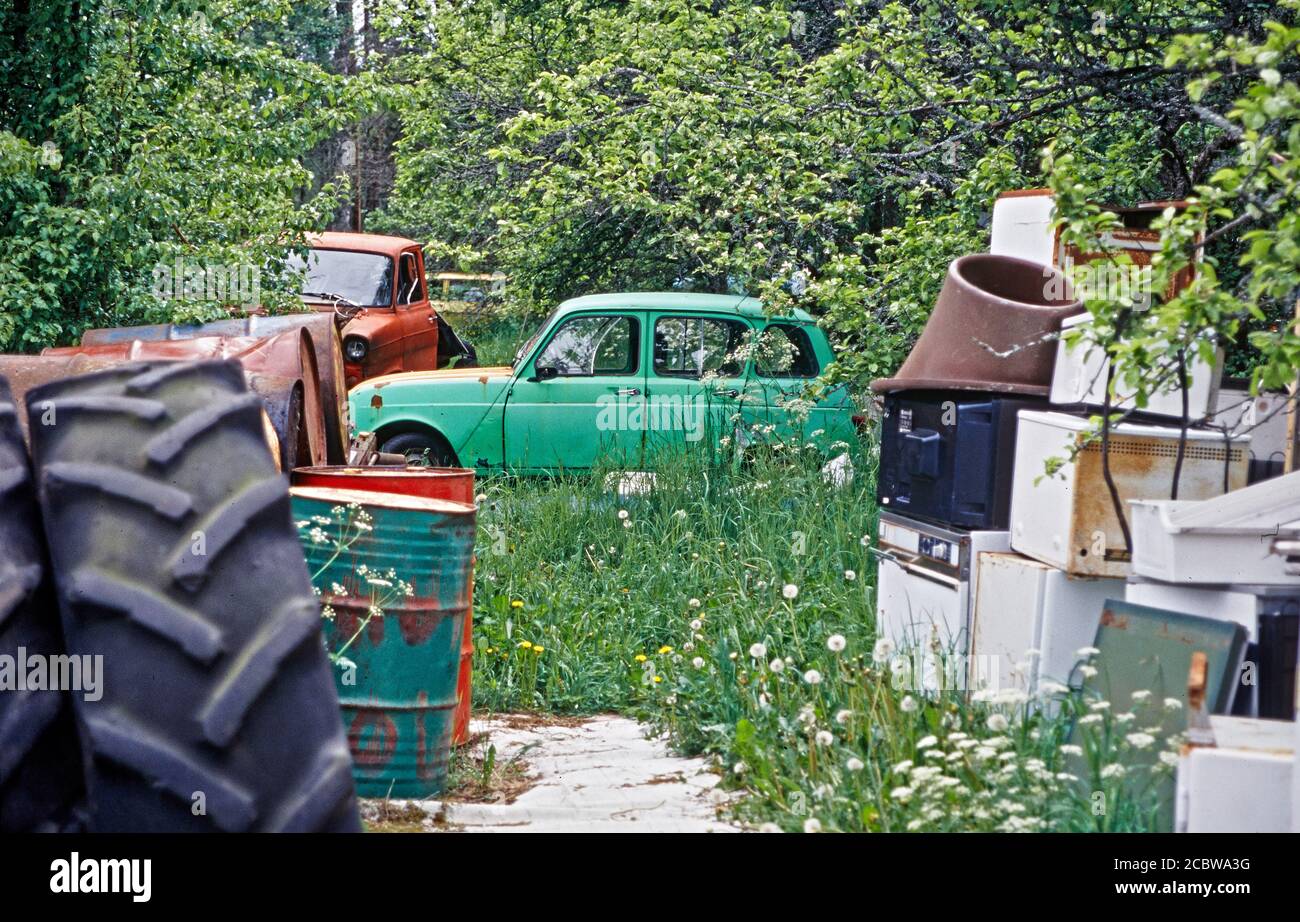 Ancienne Renault 4 rouillée et hors service sur un chantier de ferraille en suède Banque D'Images