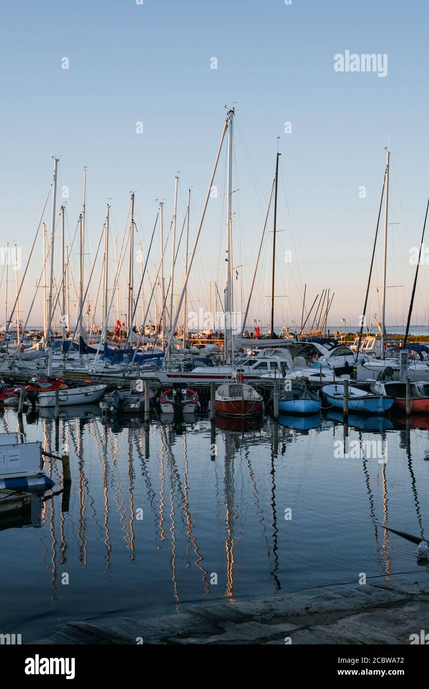 Voiliers parking dans un port au crépuscule Banque D'Images