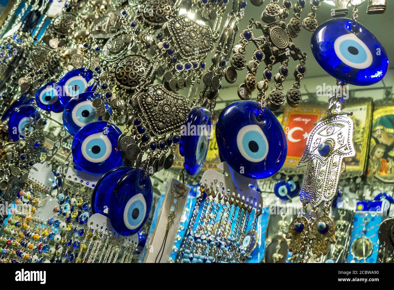 Une variété de nazars à vendre dans le bazar aux épices à Istanbul en Turquie. Un nazar est un amulet en forme d'oeil que l'on croit protéger contre l'oeil mauvais. Banque D'Images