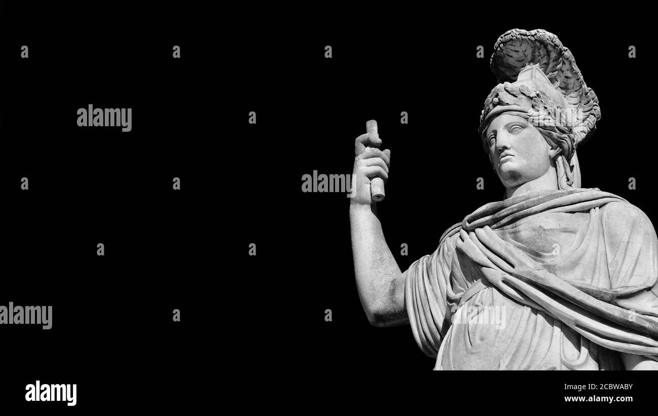 Minerva ou Athena comme Déesse Roma, une ancienne statue de marbre néoclassique du XIXe siècle sur la place du peuple de Rome (Noir et blanc avec espace de copie) Banque D'Images