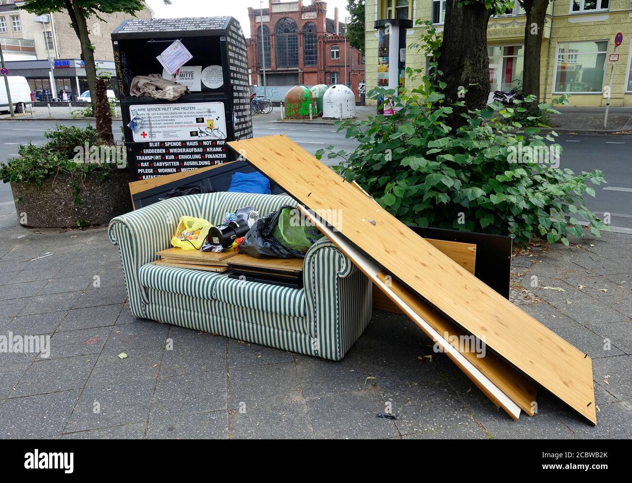 Boîte de collecte pour les vêtements usagés à Berlin Banque D'Images