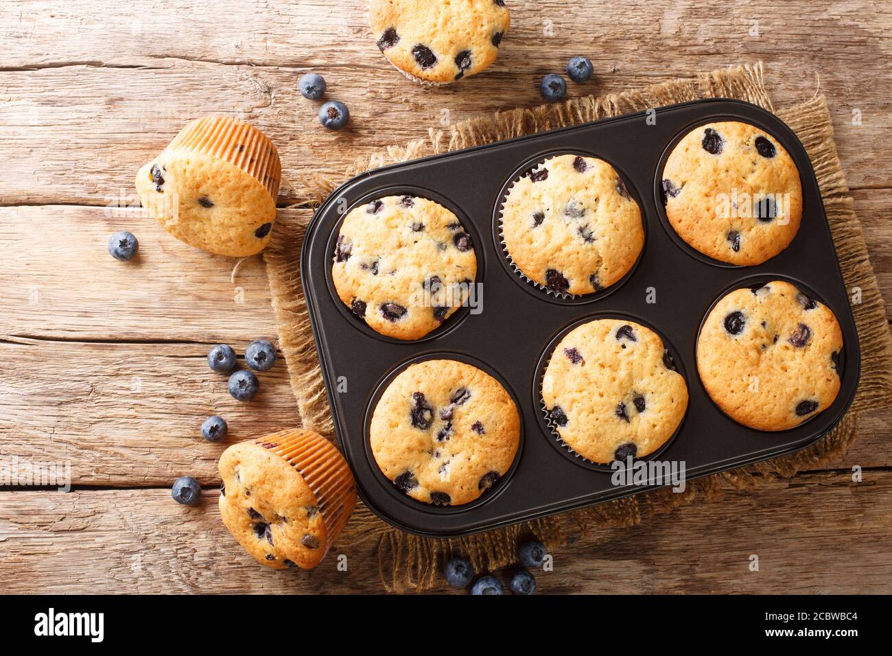 Muffins rustiques aux myrtilles dans un plat de cuisson sur la table. Vue horizontale du dessus Banque D'Images