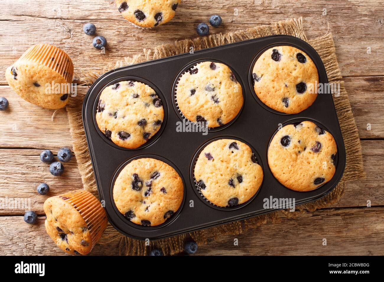 Muffins sains pour le petit déjeuner avec myrtilles dans un plat de cuisson sur la table. Vue horizontale du dessus Banque D'Images